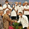 Ketua PWI Pusat, Atal S Depari melantik Farianda Putra Sinik menjadi Ketua PWI Sumut masa bakti 2021-2016 di Hotel Garuda Plaza, Sabtu (18/12/2021).