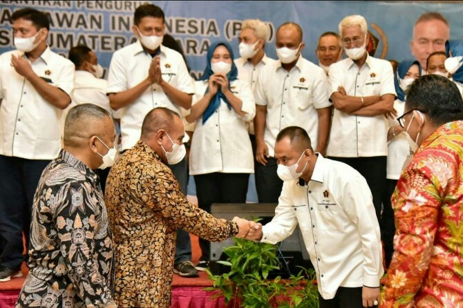 Ketua PWI Pusat, Atal S Depari melantik Farianda Putra Sinik menjadi Ketua PWI Sumut masa bakti 2021-2016 di Hotel Garuda Plaza, Sabtu (18/12/2021).