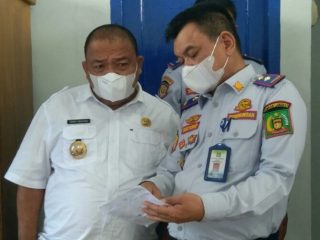 Seluruh personel Dinas Perhubungan Langkat menjalani tes urine, Selasa (21/12/2021). Langkah inipun mendapat apresiasi dari Bupati Langkat, Terbit Rencana PA.