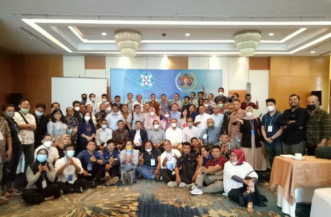 Uji Komptensi Wartawan (UKW) angkatan 38 Tahun 2021 resmi ditutup oleh Ketua Persatuan Wartawan Indonesia (PWI) Sumatera Utara, H.Farianda Putra Sinik.