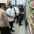 Walikota Medan, Bobby Nasution bersama unsur forkopimda menemukan sejumlah makanan yang sudah melewati masa kadaluarsa, tidak memiliki izin impor dan kemasan yang sudah rusak masih dipajang di Berastagi Supermarket, Jalan Gatot Subroto, Rabu (22/12/2021).