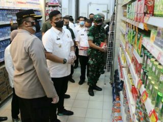 Walikota Medan, Bobby Nasution bersama unsur forkopimda menemukan sejumlah makanan yang sudah melewati masa kadaluarsa, tidak memiliki izin impor dan kemasan yang sudah rusak masih dipajang di Berastagi Supermarket, Jalan Gatot Subroto, Rabu (22/12/2021).
