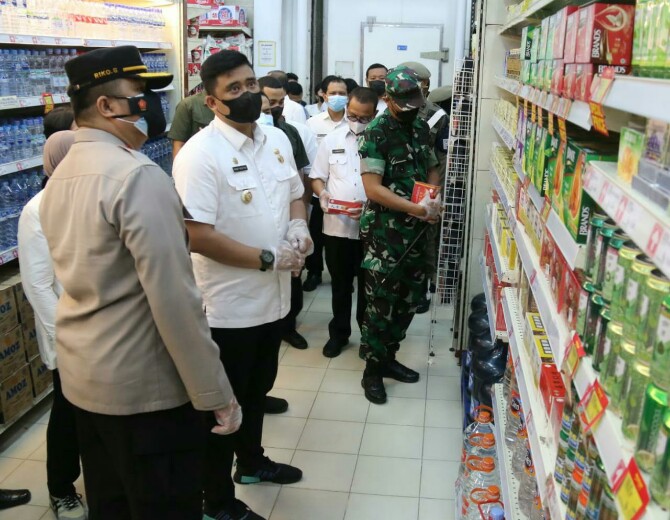 Walikota Medan, Bobby Nasution bersama unsur forkopimda menemukan sejumlah makanan yang sudah melewati masa kadaluarsa, tidak memiliki izin impor dan kemasan yang sudah rusak masih dipajang di Berastagi Supermarket, Jalan Gatot Subroto, Rabu (22/12/2021).