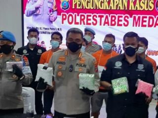 Satuan Reserse Narkoba Polrestabes Medan mengungkap peredaran narkotika jenis sabu dan pil ekstasi.