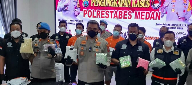 Satuan Reserse Narkoba Polrestabes Medan mengungkap peredaran narkotika jenis sabu dan pil ekstasi.