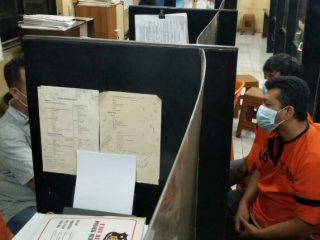 Dua pria diringkus personel Unit Reskrim Polsek Medan Timur setelah berusaha membunuh penjaga Masjid Al-Muslimin di Jalan Cemara, Gang Rambutan, Kecamatan Medan Timur