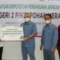 PT Indonesia Asahan Aluminium (Inalum) persero menyerahkan bantuan berupa 16 unit komputer dan pembangunan jaringan internet di SMP Negeri 2 Pintu Pohan Meranti, belum lama ini