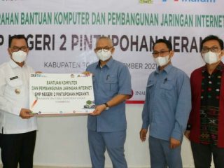 PT Indonesia Asahan Aluminium (Inalum) persero menyerahkan bantuan berupa 16 unit komputer dan pembangunan jaringan internet di SMP Negeri 2 Pintu Pohan Meranti, belum lama ini