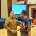 Ketua PWI Sumut Farianda P Sinik (kanan) menyapa Pj Sekda Provsu Afifi Lubis saat acara Refleksi 2021 BPKAD Provsu.