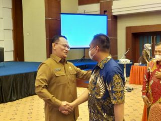 Ketua PWI Sumut Farianda P Sinik (kanan) menyapa Pj Sekda Provsu Afifi Lubis saat acara Refleksi 2021 BPKAD Provsu.