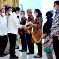 Menteri Agraria dan Tata Ruang (ATR)/BPN, Sofyan Djalil menyerahkan sertifikat lahan Sport Centre yang berada di Desa Sena, Batang Kuis, Kabupaten Deliserdang kepada Gubsu, Edy Rahmayadi di Aula Tengku Rizal Nurdin, Selasa (28/12/2021).