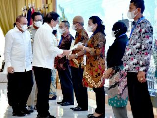 Menteri Agraria dan Tata Ruang (ATR)/BPN, Sofyan Djalil menyerahkan sertifikat lahan Sport Centre yang berada di Desa Sena, Batang Kuis, Kabupaten Deliserdang kepada Gubsu, Edy Rahmayadi di Aula Tengku Rizal Nurdin, Selasa (28/12/2021).