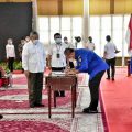 Ketua Umum Komite Olahraga Rekreasi Masyarakat Indonesia (KORMI) Nasional, Hayono Isman, melantik Pengurus KORMI Sumut periode 2021-2025 di Aula Tengku Rizal Nurdin, Rumah Dinas Gubernur, Jalan Jenderal Sudirman Medan, Rabu (29/12/2021).