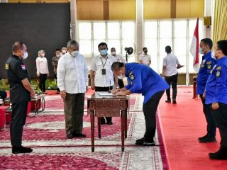 Ketua Umum Komite Olahraga Rekreasi Masyarakat Indonesia (KORMI) Nasional, Hayono Isman, melantik Pengurus KORMI Sumut periode 2021-2025 di Aula Tengku Rizal Nurdin, Rumah Dinas Gubernur, Jalan Jenderal Sudirman Medan, Rabu (29/12/2021).