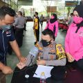 Guna membantu ketersediaan stok darah di Kabupaten Langkat, Bhayangkari Cabang Langkat, Rabu siang, (30/12/2021), melaksanakan bakti sosial donor darah di lapangan bharadaksa yang berada di Mapolres Langkat.