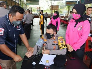 Guna membantu ketersediaan stok darah di Kabupaten Langkat, Bhayangkari Cabang Langkat, Rabu siang, (30/12/2021), melaksanakan bakti sosial donor darah di lapangan bharadaksa yang berada di Mapolres Langkat.