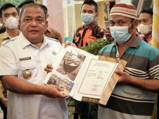 Bupati Langkat, Terbit Rencana PA menyerahkan program bantuan penyediaan air minum dan sanitasi berbasis masyarakat jilid III kepada 14 desa yang berada di tujuh kecamatan wilayah Langkat, Kamis (30/12/2021)