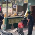 Mayat seorang pria berkaus Mabes TNI AD ditemukan di emperan toko Jalan AH Nasution, Kecamatan Medan Johor, Kota Medan, Jumat (3/12/2021).