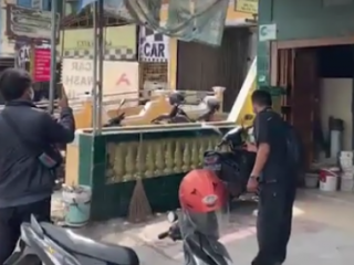 Mayat seorang pria berkaus Mabes TNI AD ditemukan di emperan toko Jalan AH Nasution, Kecamatan Medan Johor, Kota Medan, Jumat (3/12/2021).