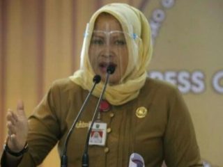 Kepala Dinas Komunikasi dan Informasi (Kadis Kominfo) Provinsi Riau, Rahima Erna, meninggal dunia akibat terpapar COVID-19. Rahima baru 2 pekan dilantik Gubernur Riau Syamsuar.