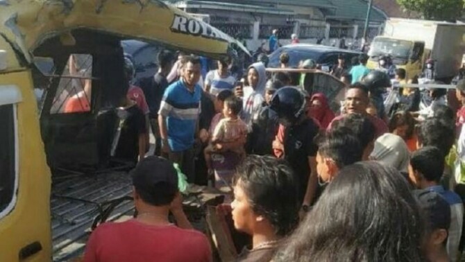 Kecelakaan angkot dan kereta api yang terjadi di perlintasan rel kereta api, Jalan Sekil Ujung, Medan, Sabtu (4/12/2021) menewaskan lima orang penumpang angkot