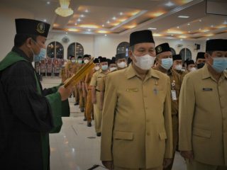 Bupati Langkat, Terbit Rencana PA diwakili Sekdakab Langkat, Indra Salahudin melantik 42 pejabat eselon, III dan IV diingkungan Pemkab Langkat, Jumat (31/12/2021).