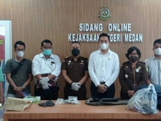 Kejaksaan Negeri Medan menerima penyerahan tersangka dan barang bukti (Tahap II) dalam perkara pencurian dengan kekerasan yaitu Perampokan Toko Emas Simpang Limun Medan, Rabu (5 /1/2022)