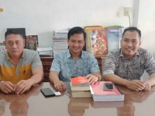 Penggugat Prambudi Harjo, SE (Kiri) bersama Kuasa Hukumnya Doni Hendra Lubis, SH, MH (Tengah) dan Ahmad Sofyan Hussien Rambe, SH, MH (Kanan) saat memberikan keterangan kepada awak media.