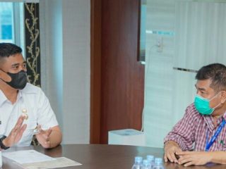 Walikota Medan, Muhammad Bobby Afif Nasution mengecek Warga Negara Asing (WNA) asal Inggris yang diduga terpapar Covid-19 varian omicron yang saat ini menjalani perawatan di RS Royal Prima Medan, Rabu (5/1/2022).