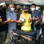 Suratinem (45) petugas Kebersihan Kota Medan menerima bantuan satu unit sepeda motor setelah menjadi korban curanmor saat bekerja di Jalan Agus Salim, Kecamatan Medan Polonia beberapa hari lalu.
