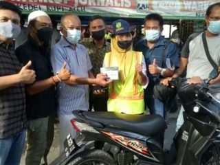Suratinem (45) petugas Kebersihan Kota Medan menerima bantuan satu unit sepeda motor setelah menjadi korban curanmor saat bekerja di Jalan Agus Salim, Kecamatan Medan Polonia beberapa hari lalu.