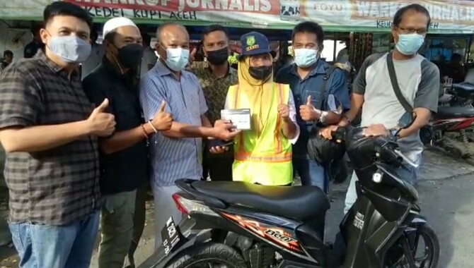 Suratinem (45) petugas Kebersihan Kota Medan menerima bantuan satu unit sepeda motor setelah menjadi korban curanmor saat bekerja di Jalan Agus Salim, Kecamatan Medan Polonia beberapa hari lalu.