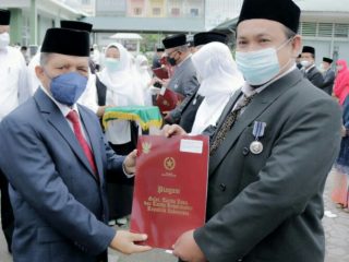Wakil Dekan 3 Fakultas Ilmu Sosial (FIS) UIN Sumut, M Yoserizal Saragih, M.I.Kom menerima Penghargaan Presiden Republik Indonesia Satya Lencana Karya Satya 20 Tahun atas pengabdian selaku Aparatur Sipil Negara Kementerian Agama RI.
