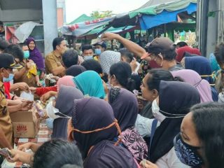 Pemko Medan melalui Dinas Perdagangan Kota Medan kembali menggelar operasi pasar murah minyak goreng di Pasar Marelan, Senin (20/1/2022).
