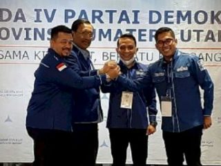 Plt Ketua PD Sumut Herri Zulkarnain (kiri) berfoto bersama Calon Ketua DPD Partai Demokrat Sumut. Dari kanan ke kiri: M Lokot Nasution, Tondi Roni Tua dan Armyn Simatupang.(ist)