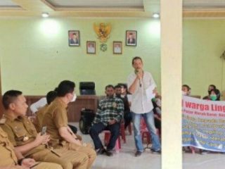 Puluhan warga Lingkungan I, Kelurahan Pasar Merah Barat mendatangi Kantor Camat Medan Kota, Jalan Asrama I, Senin (9/1/2022). Mereka melaporkan kinerja kepala lingkungan yang dinilai tidak maksimal.