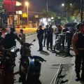Walikota Medan, Bobby Nasution menenangkan warga agar tidak berbuat anarkis yang sedang menangkap maling mencuri besi tiang reklame di kawasan Jalan Dr Mansyur, Medan Selayang sekitar Pukul 01.42 WIB, Sabtu (15/1/2022).