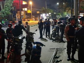 Walikota Medan, Bobby Nasution menenangkan warga agar tidak berbuat anarkis yang sedang menangkap maling mencuri besi tiang reklame di kawasan Jalan Dr Mansyur, Medan Selayang sekitar Pukul 01.42 WIB, Sabtu (15/1/2022).