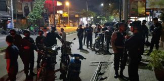 Walikota Medan, Bobby Nasution menenangkan warga agar tidak berbuat anarkis yang sedang menangkap maling mencuri besi tiang reklame di kawasan Jalan Dr Mansyur, Medan Selayang sekitar Pukul 01.42 WIB, Sabtu (15/1/2022).