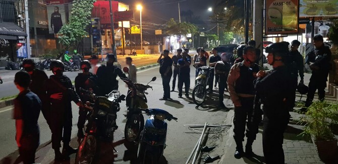 Walikota Medan, Bobby Nasution menenangkan warga agar tidak berbuat anarkis yang sedang menangkap maling mencuri besi tiang reklame di kawasan Jalan Dr Mansyur, Medan Selayang sekitar Pukul 01.42 WIB, Sabtu (15/1/2022).