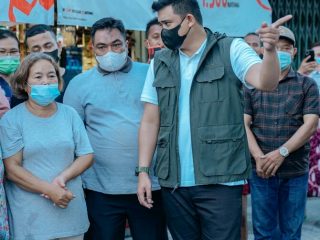 Walikota Medan, Bobby Afif Nasution menerima sejumlah keluhan dari warga ketika meninjau pembersihan Sungai Putih di Jalan Masjid, Kelurahan Sei Putih Tengah, Kecamatan Medan Petisah, Minggu (16/1/2022).