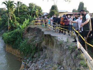 Walikota Medan, Bobby Afif Nasution langsung bergerak begitu mendapat laporan warga jalanan tepian Sungai Denai di Jalan Seksama Gang Raja Aceh, Kelurahan Binjai, Kecamatan Medan Denai, Minggu (16/1/2022)