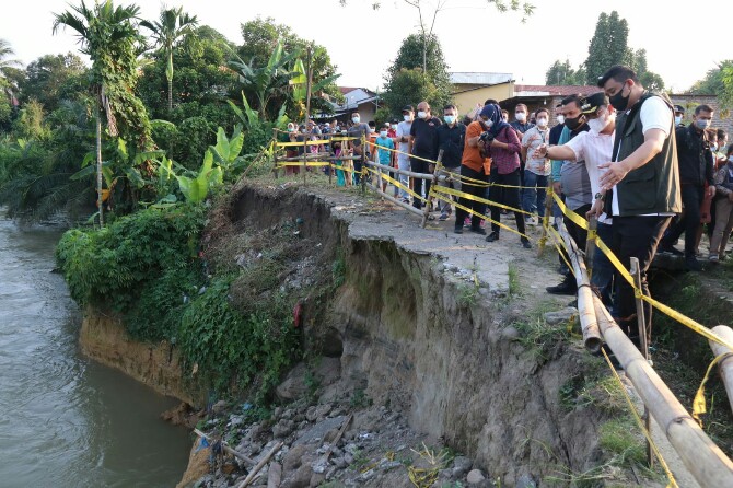 Walikota Medan, Bobby Afif Nasution langsung bergerak begitu mendapat laporan warga jalanan tepian Sungai Denai di Jalan Seksama Gang Raja Aceh, Kelurahan Binjai, Kecamatan Medan Denai, Minggu (16/1/2022)