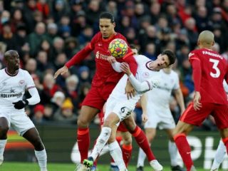 Liverpool menang mudah atas tamunya Brentford ketika keduanya bersua dalam lanjutan Liga Inggris pekan 22 di Stadion Anfield, Minggu (16/1/2022).