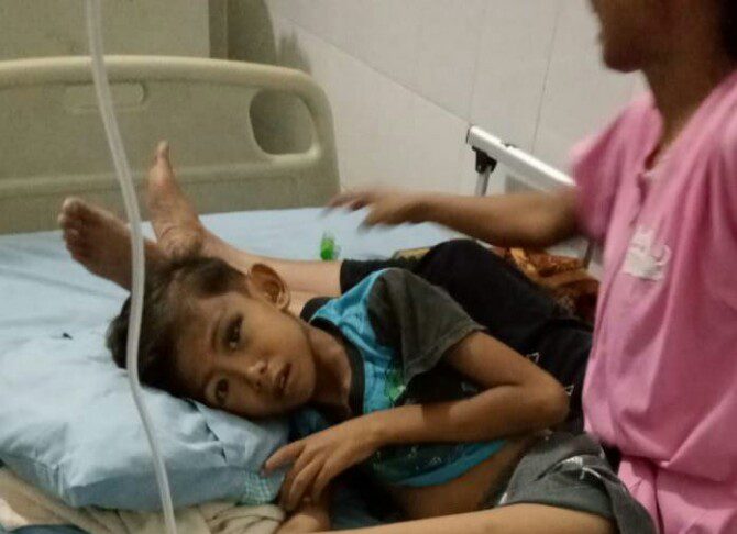 Seorang bocah bernama Ahmad Aldi (8) Warga Jermal 14 No 10 Kecamatan Medan Denai yang menderita sakit paru dan tipes dibawa ke RS Pirngadi Medan untuk mendapatkan perawatan intensif.
