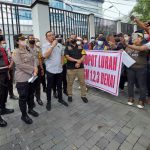 Ratusan warga yang tergabung Forum Peduli Kecamatan Medan Denai melakukan aksi unjuk rasa di kantor DPRD Medan, Senin (17/1/2022). Warga menuntut transparansi soal pengangkatan kepala lingkungan (kepling).