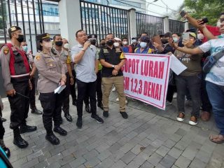 Ratusan warga yang tergabung Forum Peduli Kecamatan Medan Denai melakukan aksi unjuk rasa di kantor DPRD Medan, Senin (17/1/2022). Warga menuntut transparansi soal pengangkatan kepala lingkungan (kepling).