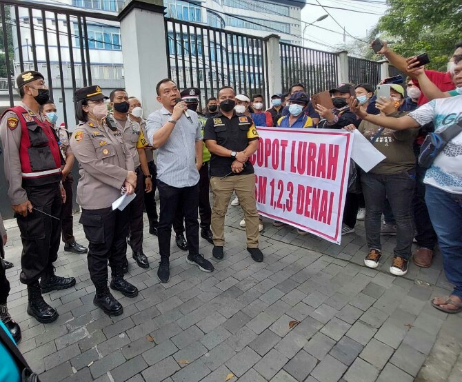 Ratusan warga yang tergabung Forum Peduli Kecamatan Medan Denai melakukan aksi unjuk rasa di kantor DPRD Medan, Senin (17/1/2022). Warga menuntut transparansi soal pengangkatan kepala lingkungan (kepling).