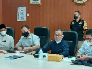 Sejumlah anggota DPRD Medan menerima delegasi warga yang tergabung Forum Peduli Kecamatan terkait dugaan kecurangan pengangkatan kepala lingkungan (kepling), Senin (17/1/2022).