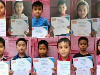 Para pemenang Festival Natal LUGANA 2021 menerima hadiah dari panitia pelaksana di Parluasan Garoga Jae, Senin (17/01/2022). (istimewa)